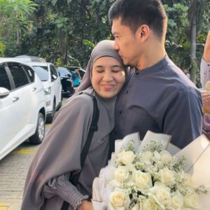 Dimas Seto Instagram - Dengan bertambahnya usia, semoga Allah selalu memberikn keberkahan, kesehatan, dan semakin bermanfaat untuk org banyak, dan yg terpenting harus makin sayang sama aku hehe, sedikit maksa 😍