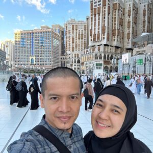 Dimas Seto Instagram - Alhamdullillah, Allah izin kan kami berkunjung ke rumah Mu, penggantian tahun di tempat yg berbeda 🤲🏻