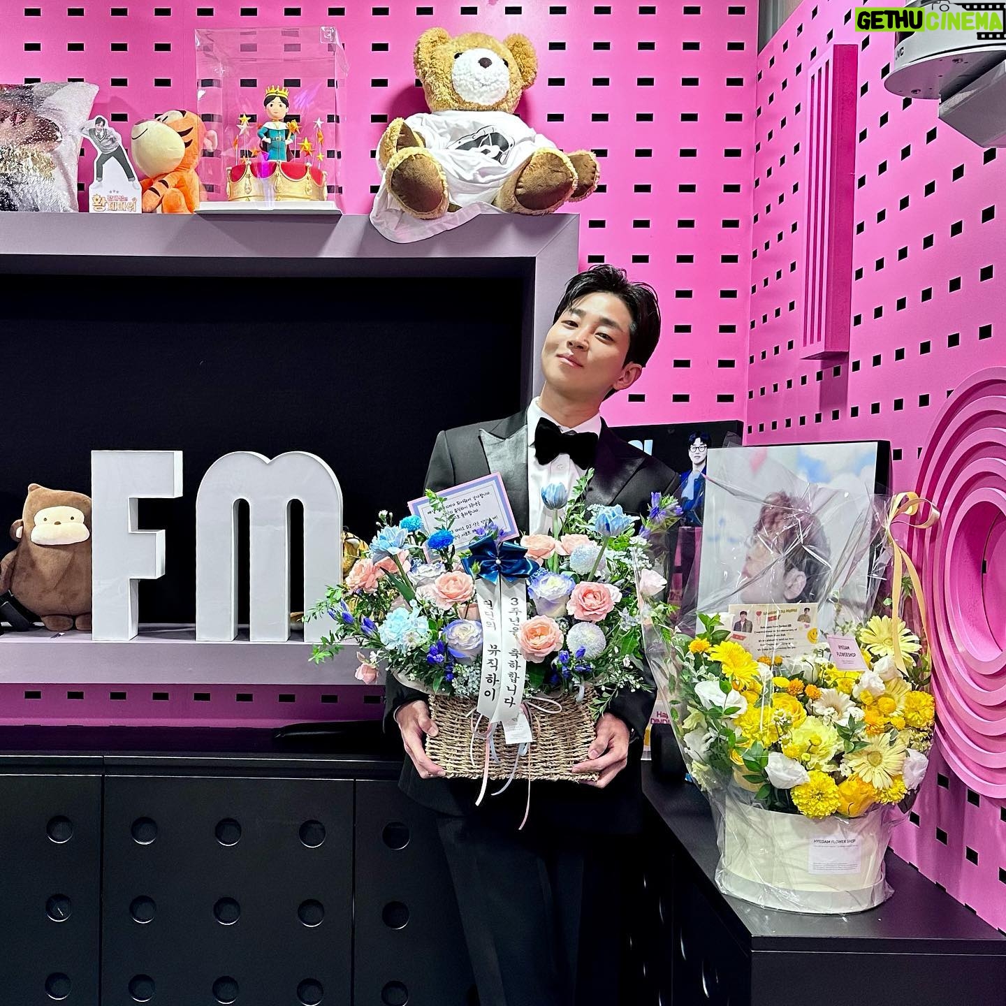 DinDin - 3 Likes - 📻
어느새 뮤직하이 DJ가 된지 벌써 3년이라는 시간이 지났습니다.
매일을 치열하게 살다가 밤 11시 라디오 부스에 앉으면
일을 끝마치고 집에 돌아와서 가족들과 이야기 나누듯 너무나도 편안하고 휴식 같은 시간 이것이 저에게는 라디오 인 것 같습니다.
이번 여행에서도 재밌는 일이 생겼을 때
‘빨리 라디오에 가서 이 이야기해야지!’ 생각하는 저를 보고
제가 라디오를 얼마큼 생각하고 있는지를 깨달았습니다.
따뜻하게는 말을 잘 못하는 DJ가 익숙하지 않고 생소하실 텐데
그럼에도 ‘이게 뮤직하이다’라고 응원해 주시고
저보다 더 우리 라디오를 사랑해 주시는 청취자분들
항상 저보다 저를 더 생각해 주시는 우리 제작진분들
그리고 매주 귀한 시간 내주시는 우리 고정 게스트분들과
매번 새로운 인연으로 만나 뵙는 게스트분들까지.
이 모든 분들에게 뮤직하이가 다시 오고 싶고 다시 듣고 싶은
라디오가 될 수 있게 더 노력하겠습니다.
뮤직하이가 저의 하루 중에 가장 편안한 2시간인 만큼
여러분들에게도 꼭 그런 시간이 될 수 있도록 노력하겠습니다.
뮤직하이를 저에게 선물해 주셔서 감사합니다
그럼 오늘 밤도 뮤직하이에서 뵙겠습니다. 감사합니다. @dindin_musichigh
#딘딘의뮤직하이