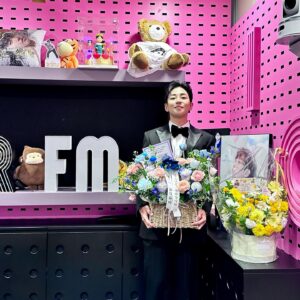 DinDin Instagram - 📻
어느새 뮤직하이 DJ가 된지 벌써 3년이라는 시간이 지났습니다.
매일을 치열하게 살다가 밤 11시 라디오 부스에 앉으면 
일을 끝마치고 집에 돌아와서 가족들과 이야기 나누듯 너무나도 편안하고 휴식 같은 시간 이것이 저에게는 라디오 인 것 같습니다.

이번 여행에서도 재밌는 일이 생겼을 때 
‘빨리 라디오에 가서 이 이야기해야지!’ 생각하는 저를 보고 
제가 라디오를 얼마큼 생각하고 있는지를 깨달았습니다. 

따뜻하게는 말을 잘 못하는 DJ가 익숙하지 않고 생소하실 텐데 
그럼에도 ‘이게 뮤직하이다’라고 응원해 주시고 
저보다 더 우리 라디오를 사랑해 주시는 청취자분들
항상 저보다 저를 더 생각해 주시는 우리 제작진분들 
그리고 매주 귀한 시간 내주시는 우리 고정 게스트분들과 
매번 새로운 인연으로 만나 뵙는 게스트분들까지. 
이 모든 분들에게 뮤직하이가 다시 오고 싶고 다시 듣고 싶은 
라디오가 될 수 있게 더 노력하겠습니다.

뮤직하이가 저의 하루 중에 가장 편안한 2시간인 만큼 
여러분들에게도 꼭 그런 시간이 될 수 있도록 노력하겠습니다.
뮤직하이를 저에게 선물해 주셔서 감사합니다 
그럼 오늘 밤도 뮤직하이에서 뵙겠습니다. 감사합니다. @dindin_musichigh 

#딘딘의뮤직하이