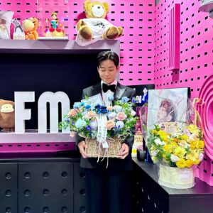 DinDin Instagram - 📻
어느새 뮤직하이 DJ가 된지 벌써 3년이라는 시간이 지났습니다.
매일을 치열하게 살다가 밤 11시 라디오 부스에 앉으면 
일을 끝마치고 집에 돌아와서 가족들과 이야기 나누듯 너무나도 편안하고 휴식 같은 시간 이것이 저에게는 라디오 인 것 같습니다.

이번 여행에서도 재밌는 일이 생겼을 때 
‘빨리 라디오에 가서 이 이야기해야지!’ 생각하는 저를 보고 
제가 라디오를 얼마큼 생각하고 있는지를 깨달았습니다. 

따뜻하게는 말을 잘 못하는 DJ가 익숙하지 않고 생소하실 텐데 
그럼에도 ‘이게 뮤직하이다’라고 응원해 주시고 
저보다 더 우리 라디오를 사랑해 주시는 청취자분들
항상 저보다 저를 더 생각해 주시는 우리 제작진분들 
그리고 매주 귀한 시간 내주시는 우리 고정 게스트분들과 
매번 새로운 인연으로 만나 뵙는 게스트분들까지. 
이 모든 분들에게 뮤직하이가 다시 오고 싶고 다시 듣고 싶은 
라디오가 될 수 있게 더 노력하겠습니다.

뮤직하이가 저의 하루 중에 가장 편안한 2시간인 만큼 
여러분들에게도 꼭 그런 시간이 될 수 있도록 노력하겠습니다.
뮤직하이를 저에게 선물해 주셔서 감사합니다 
그럼 오늘 밤도 뮤직하이에서 뵙겠습니다. 감사합니다. @dindin_musichigh 

#딘딘의뮤직하이