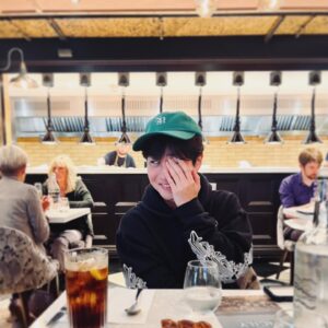 DinDin Instagram - 런던에서 오자마자 사진이 없어지는 매직 🪄