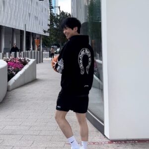 DinDin Instagram - 런던에서 오자마자 사진이 없어지는 매직 🪄