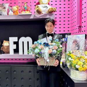 DinDin Instagram - 📻
어느새 뮤직하이 DJ가 된지 벌써 3년이라는 시간이 지났습니다.
매일을 치열하게 살다가 밤 11시 라디오 부스에 앉으면 
일을 끝마치고 집에 돌아와서 가족들과 이야기 나누듯 너무나도 편안하고 휴식 같은 시간 이것이 저에게는 라디오 인 것 같습니다.

이번 여행에서도 재밌는 일이 생겼을 때 
‘빨리 라디오에 가서 이 이야기해야지!’ 생각하는 저를 보고 
제가 라디오를 얼마큼 생각하고 있는지를 깨달았습니다. 

따뜻하게는 말을 잘 못하는 DJ가 익숙하지 않고 생소하실 텐데 
그럼에도 ‘이게 뮤직하이다’라고 응원해 주시고 
저보다 더 우리 라디오를 사랑해 주시는 청취자분들
항상 저보다 저를 더 생각해 주시는 우리 제작진분들 
그리고 매주 귀한 시간 내주시는 우리 고정 게스트분들과 
매번 새로운 인연으로 만나 뵙는 게스트분들까지. 
이 모든 분들에게 뮤직하이가 다시 오고 싶고 다시 듣고 싶은 
라디오가 될 수 있게 더 노력하겠습니다.

뮤직하이가 저의 하루 중에 가장 편안한 2시간인 만큼 
여러분들에게도 꼭 그런 시간이 될 수 있도록 노력하겠습니다.
뮤직하이를 저에게 선물해 주셔서 감사합니다 
그럼 오늘 밤도 뮤직하이에서 뵙겠습니다. 감사합니다. @dindin_musichigh 

#딘딘의뮤직하이