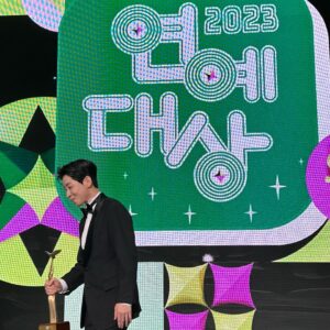 DinDin Instagram - 2007년에 아이폰이 세상에 처음 출시 됐다고 합니다. 
그리고 같은 해에 1박 2일이 세상에 나왔습니다. 
지금 아이폰 15가 나왔고 아직도 1박 2일은 방영 중입니다.
지겨우신 분들도 분명히 계실 거고, 
왜 예전 1박2일 같지 않냐는 분들도 분명히 계실 거고 
‘시대가 어느 시대인데 아직 이러고 있냐?’는 분들도 분명히 계실 거고 저희를 사랑해 주시는 분들도 분명히 계실 거라고 믿습니다.

길지 않은 제 인생 속에서 저도 많은 방송들을 해봤지만 
1박 2일이 주는 이 묘한 감정은 말로 설명하기가 참 힘듭니다. 
정말 작은 것에 행복했다가 화가 났다가 
촬영을 가면 저희를 너무나도 따스히 반겨주시는 주민분들과 
100명이 넘는 스태프들이 함께 고생하고 있을 때 
헛웃음과 함께 ‘우리 참 열심히 하고 있는데’라는 생각이 듭니다.

모두에게 사랑을 받길 바라는 것은 오만이라고 생각합니다. 
다만 아직 저희를 사랑해 주시고 계신 분들에게만큼은 실망시키는 일 없이 온전히 “1박2일”을 사랑하실 수 있게 저희 모두가 노력하고 발전시키겠습니다. 
늘 부족한 저희를 사랑해 주시는 시청자 여러분 감사드립니다. 

연말 따듯하게 보내시고 새해 복 많이 받으세요. 감사합니다💛

#2023kbs방송연예대상 #대상 #1박2일