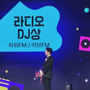 DinDin Instagram - 2023년 한 해도 이렇게 마무리가 되었네요. 
예상치 못한 큰 상도 받고, 정말 받고 싶었던 디제이 상도 받고..!
이렇게 감사하게 한 해를 마무리할 수 있었던 것은 부족한 저에게 여러분이 보내주신 사랑 덕분이라고 생각합니다.

한 해를 마무리하며 제가 받은 이 감사함을 조금이나마 세상에 나누고 싶었습니다. 다시 한번 감사드립니다.

2023년 한 해도 정말 고생 많으셨고,
2024년에는 모두 좋은 것만 보고! 마음 상하는 일 최대한 적게!  인간미 넘치는 분들과 행복한 한 해가 되었으면 좋겠습니다.
내년에는 조금 더 나은 사람으로 인사드리겠습니다. 
새해 복 많이 받으세요! #딘딘의뮤직하이 #📻 
#대한적십자사 #자립준비청년