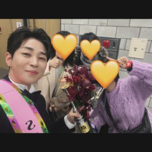 DinDin Instagram - 2023년 한 해도 이렇게 마무리가 되었네요. 
예상치 못한 큰 상도 받고, 정말 받고 싶었던 디제이 상도 받고..!
이렇게 감사하게 한 해를 마무리할 수 있었던 것은 부족한 저에게 여러분이 보내주신 사랑 덕분이라고 생각합니다.

한 해를 마무리하며 제가 받은 이 감사함을 조금이나마 세상에 나누고 싶었습니다. 다시 한번 감사드립니다.

2023년 한 해도 정말 고생 많으셨고,
2024년에는 모두 좋은 것만 보고! 마음 상하는 일 최대한 적게!  인간미 넘치는 분들과 행복한 한 해가 되었으면 좋겠습니다.
내년에는 조금 더 나은 사람으로 인사드리겠습니다. 
새해 복 많이 받으세요! #딘딘의뮤직하이 #📻 
#대한적십자사 #자립준비청년