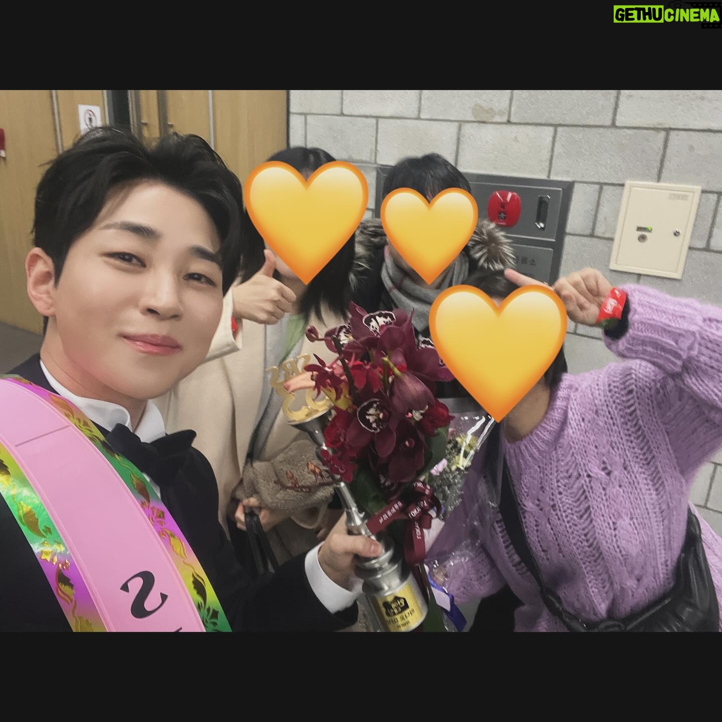 DinDin - 3 Likes - 2023년 한 해도 이렇게 마무리가 되었네요.
예상치 못한 큰 상도 받고, 정말 받고 싶었던 디제이 상도 받고..!
이렇게 감사하게 한 해를 마무리할 수 있었던 것은 부족한 저에게 여러분이 보내주신 사랑 덕분이라고 생각합니다.
한 해를 마무리하며 제가 받은 이 감사함을 조금이나마 세상에 나누고 싶었습니다. 다시 한번 감사드립니다.
2023년 한 해도 정말 고생 많으셨고,
2024년에는 모두 좋은 것만 보고! 마음 상하는 일 최대한 적게! 인간미 넘치는 분들과 행복한 한 해가 되었으면 좋겠습니다.
내년에는 조금 더 나은 사람으로 인사드리겠습니다.
새해 복 많이 받으세요! #딘딘의뮤직하이 #📻
#대한적십자사 #자립준비청년