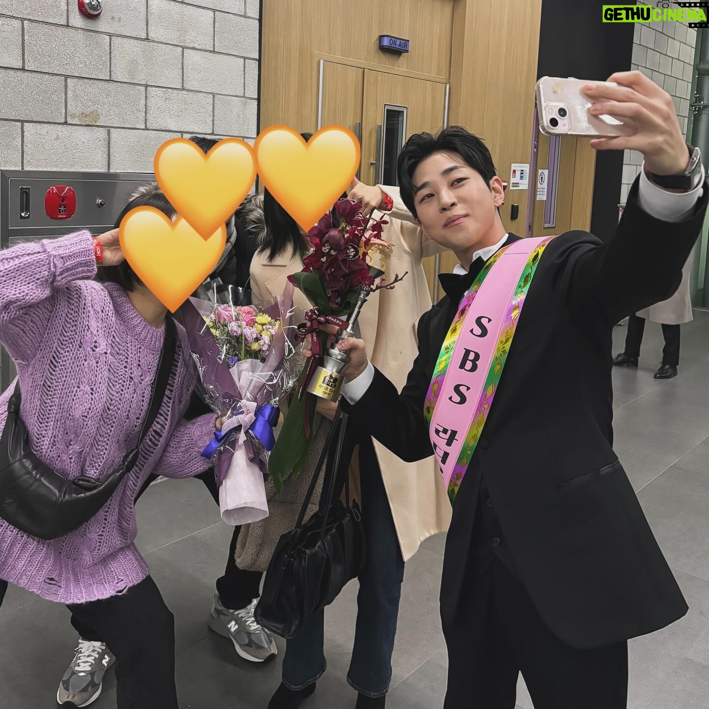 DinDin - 3 Likes - 2023년 한 해도 이렇게 마무리가 되었네요.
예상치 못한 큰 상도 받고, 정말 받고 싶었던 디제이 상도 받고..!
이렇게 감사하게 한 해를 마무리할 수 있었던 것은 부족한 저에게 여러분이 보내주신 사랑 덕분이라고 생각합니다.
한 해를 마무리하며 제가 받은 이 감사함을 조금이나마 세상에 나누고 싶었습니다. 다시 한번 감사드립니다.
2023년 한 해도 정말 고생 많으셨고,
2024년에는 모두 좋은 것만 보고! 마음 상하는 일 최대한 적게! 인간미 넘치는 분들과 행복한 한 해가 되었으면 좋겠습니다.
내년에는 조금 더 나은 사람으로 인사드리겠습니다.
새해 복 많이 받으세요! #딘딘의뮤직하이 #📻
#대한적십자사 #자립준비청년