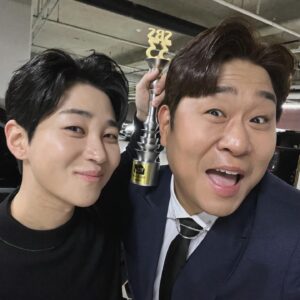 DinDin Instagram - 2023년 한 해도 이렇게 마무리가 되었네요. 
예상치 못한 큰 상도 받고, 정말 받고 싶었던 디제이 상도 받고..!
이렇게 감사하게 한 해를 마무리할 수 있었던 것은 부족한 저에게 여러분이 보내주신 사랑 덕분이라고 생각합니다.

한 해를 마무리하며 제가 받은 이 감사함을 조금이나마 세상에 나누고 싶었습니다. 다시 한번 감사드립니다.

2023년 한 해도 정말 고생 많으셨고,
2024년에는 모두 좋은 것만 보고! 마음 상하는 일 최대한 적게!  인간미 넘치는 분들과 행복한 한 해가 되었으면 좋겠습니다.
내년에는 조금 더 나은 사람으로 인사드리겠습니다. 
새해 복 많이 받으세요! #딘딘의뮤직하이 #📻 
#대한적십자사 #자립준비청년