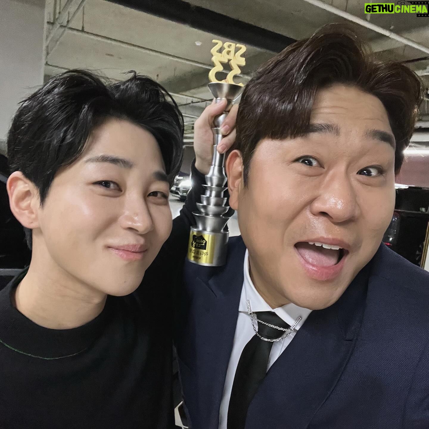 DinDin - 3 Likes - 2023년 한 해도 이렇게 마무리가 되었네요.
예상치 못한 큰 상도 받고, 정말 받고 싶었던 디제이 상도 받고..!
이렇게 감사하게 한 해를 마무리할 수 있었던 것은 부족한 저에게 여러분이 보내주신 사랑 덕분이라고 생각합니다.
한 해를 마무리하며 제가 받은 이 감사함을 조금이나마 세상에 나누고 싶었습니다. 다시 한번 감사드립니다.
2023년 한 해도 정말 고생 많으셨고,
2024년에는 모두 좋은 것만 보고! 마음 상하는 일 최대한 적게! 인간미 넘치는 분들과 행복한 한 해가 되었으면 좋겠습니다.
내년에는 조금 더 나은 사람으로 인사드리겠습니다.
새해 복 많이 받으세요! #딘딘의뮤직하이 #📻
#대한적십자사 #자립준비청년
