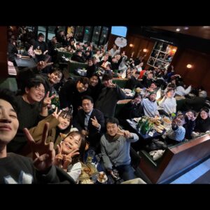 DinDin Instagram - 2007년에 아이폰이 세상에 처음 출시 됐다고 합니다. 
그리고 같은 해에 1박 2일이 세상에 나왔습니다. 
지금 아이폰 15가 나왔고 아직도 1박 2일은 방영 중입니다.
지겨우신 분들도 분명히 계실 거고, 
왜 예전 1박2일 같지 않냐는 분들도 분명히 계실 거고 
‘시대가 어느 시대인데 아직 이러고 있냐?’는 분들도 분명히 계실 거고 저희를 사랑해 주시는 분들도 분명히 계실 거라고 믿습니다.

길지 않은 제 인생 속에서 저도 많은 방송들을 해봤지만 
1박 2일이 주는 이 묘한 감정은 말로 설명하기가 참 힘듭니다. 
정말 작은 것에 행복했다가 화가 났다가 
촬영을 가면 저희를 너무나도 따스히 반겨주시는 주민분들과 
100명이 넘는 스태프들이 함께 고생하고 있을 때 
헛웃음과 함께 ‘우리 참 열심히 하고 있는데’라는 생각이 듭니다.

모두에게 사랑을 받길 바라는 것은 오만이라고 생각합니다. 
다만 아직 저희를 사랑해 주시고 계신 분들에게만큼은 실망시키는 일 없이 온전히 “1박2일”을 사랑하실 수 있게 저희 모두가 노력하고 발전시키겠습니다. 
늘 부족한 저희를 사랑해 주시는 시청자 여러분 감사드립니다. 

연말 따듯하게 보내시고 새해 복 많이 받으세요. 감사합니다💛

#2023kbs방송연예대상 #대상 #1박2일