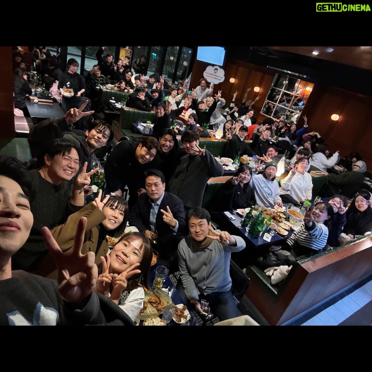 DinDin - 3 Likes - 2007년에 아이폰이 세상에 처음 출시 됐다고 합니다.
그리고 같은 해에 1박 2일이 세상에 나왔습니다.
지금 아이폰 15가 나왔고 아직도 1박 2일은 방영 중입니다.
지겨우신 분들도 분명히 계실 거고,
왜 예전 1박2일 같지 않냐는 분들도 분명히 계실 거고
‘시대가 어느 시대인데 아직 이러고 있냐?’는 분들도 분명히 계실 거고 저희를 사랑해 주시는 분들도 분명히 계실 거라고 믿습니다.
길지 않은 제 인생 속에서 저도 많은 방송들을 해봤지만
1박 2일이 주는 이 묘한 감정은 말로 설명하기가 참 힘듭니다.
정말 작은 것에 행복했다가 화가 났다가
촬영을 가면 저희를 너무나도 따스히 반겨주시는 주민분들과
100명이 넘는 스태프들이 함께 고생하고 있을 때
헛웃음과 함께 ‘우리 참 열심히 하고 있는데’라는 생각이 듭니다.
모두에게 사랑을 받길 바라는 것은 오만이라고 생각합니다.
다만 아직 저희를 사랑해 주시고 계신 분들에게만큼은 실망시키는 일 없이 온전히 “1박2일”을 사랑하실 수 있게 저희 모두가 노력하고 발전시키겠습니다.
늘 부족한 저희를 사랑해 주시는 시청자 여러분 감사드립니다.
연말 따듯하게 보내시고 새해 복 많이 받으세요. 감사합니다💛
#2023kbs방송연예대상 #대상 #1박2일