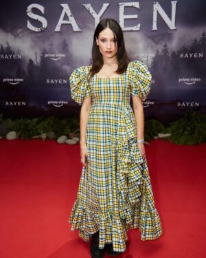Dindi Jane Instagram - Hace poquito que se estrenó #sayen en @primevideo y estoy muy contenta de ser parte de esta película de acción chilena , ya me verán más adelante…. es una saga ! 
Quiero agradecerles a @jotha.jerez , stylist , que me vistió en este hermoso vestido de @nievesmarin el cual me hizo sentir toda una muñeca (mala) 🤪 gracias a @franklinathos @franklinathosportafolio x dejarme así de preciosa 🫶🏻💫 y @landazurichile x lxs bototxs ⚡️and special thnx 2 @sebatorrico