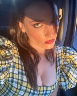 Dindi Jane Instagram - Hace poquito que se estrenó #sayen en @primevideo y estoy muy contenta de ser parte de esta película de acción chilena , ya me verán más adelante…. es una saga ! 
Quiero agradecerles a @jotha.jerez , stylist , que me vistió en este hermoso vestido de @nievesmarin el cual me hizo sentir toda una muñeca (mala) 🤪 gracias a @franklinathos @franklinathosportafolio x dejarme así de preciosa 🫶🏻💫 y @landazurichile x lxs bototxs ⚡️and special thnx 2 @sebatorrico