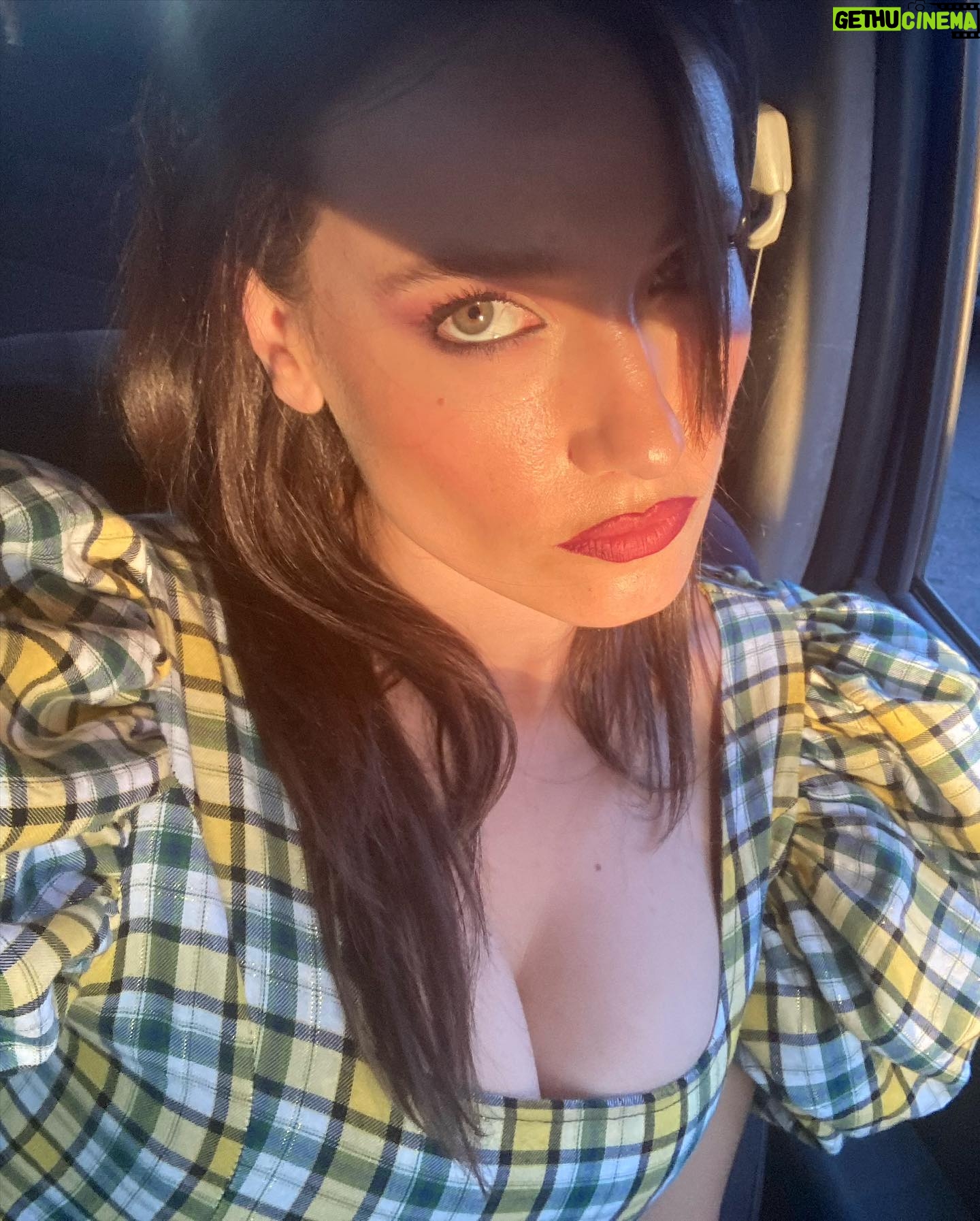 Dindi Jane - 2.7K Likes - Hace poquito que se estrenó #sayen en @primevideo y estoy muy contenta de ser parte de esta película de acción chilena , ya me verán más adelante…. es una saga !
Quiero agradecerles a @jotha.jerez , stylist , que me vistió en este hermoso vestido de @nievesmarin el cual me hizo sentir toda una muñeca (mala) 🤪 gracias a @franklinathos @franklinathosportafolio x dejarme así de preciosa 🫶🏻💫 y @landazurichile x lxs bototxs ⚡️and special thnx 2 @sebatorrico
