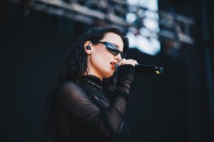 Dindi Jane Instagram - Tengo el corazón desforme de amor x @faunaprimaverafest y x todes quienes me acompañaron en este momento tan especial de volver al escenario a compartirles mi música . No sería posible sin @pabladiabla y no sería lo mismo sin @tomasperezm @benjamidi @carlosreyescalvert @bronkoyotte 
Tampoco me vería así de preciosx sin @franklinathos @jotha.jerez & @sofiordenes quienes me invistieron para esta misión . Cumplida ! Feliz! Vamos x más . Infinitas gracias equipo ❤️‍🔥