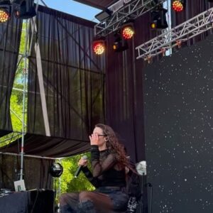 Dindi Jane Instagram - Tengo el corazón desforme de amor x @faunaprimaverafest y x todes quienes me acompañaron en este momento tan especial de volver al escenario a compartirles mi música . No sería posible sin @pabladiabla y no sería lo mismo sin @tomasperezm @benjamidi @carlosreyescalvert @bronkoyotte 
Tampoco me vería así de preciosx sin @franklinathos @jotha.jerez & @sofiordenes quienes me invistieron para esta misión . Cumplida ! Feliz! Vamos x más . Infinitas gracias equipo ❤️‍🔥