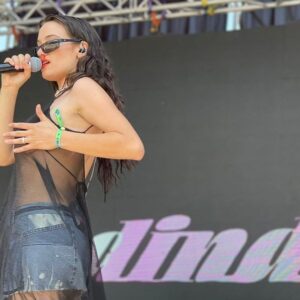 Dindi Jane Instagram - Tengo el corazón desforme de amor x @faunaprimaverafest y x todes quienes me acompañaron en este momento tan especial de volver al escenario a compartirles mi música . No sería posible sin @pabladiabla y no sería lo mismo sin @tomasperezm @benjamidi @carlosreyescalvert @bronkoyotte 
Tampoco me vería así de preciosx sin @franklinathos @jotha.jerez & @sofiordenes quienes me invistieron para esta misión . Cumplida ! Feliz! Vamos x más . Infinitas gracias equipo ❤️‍🔥