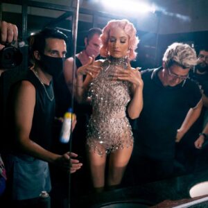 Dindi Jane Instagram - Aquí toa #diva con mi equipo artístico, puro talento 💫 para el video oficial de corazón de$forme!!! Gracias infinitas a @mua_contenidos @franklinathos @humbertomoyav @matiosale 💋 diseño de @ximenaolavarriadesigner ❄️ foto x @diego_whiskey #popfantasy #popchileno