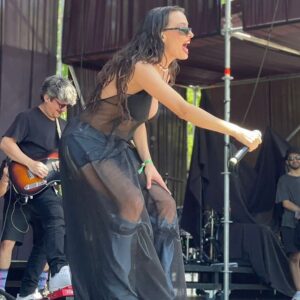 Dindi Jane Instagram - Tengo el corazón desforme de amor x @faunaprimaverafest y x todes quienes me acompañaron en este momento tan especial de volver al escenario a compartirles mi música . No sería posible sin @pabladiabla y no sería lo mismo sin @tomasperezm @benjamidi @carlosreyescalvert @bronkoyotte 
Tampoco me vería así de preciosx sin @franklinathos @jotha.jerez & @sofiordenes quienes me invistieron para esta misión . Cumplida ! Feliz! Vamos x más . Infinitas gracias equipo ❤️‍🔥