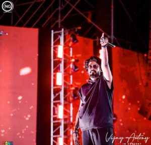 Dinesh Kanagaratnam Instagram - “Vijay Antony Live In Concert - Chennai ” 🎤

Ft. @adkofficial 😎

@vijayantony @noiseandgrains @gangmedia_offl @karya2000 @itisveer @thirdeyephotographyy 

#vijayantony  #OGVibe #noiseandgrains