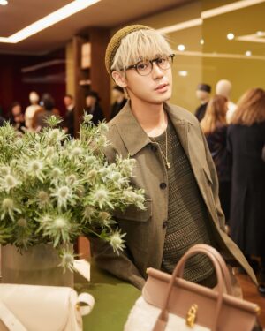 Dino Lee Instagram - 不要以為米蘭的照片發完了😏😏
現場聽了好多Loro Piana的故事
除了保留豐富精湛工藝的傳統
也有增添了更多創新非凡的特色
Thanks for having me🤎
#第一次穿這種洞洞衣服🫣
@loropiana #MFW #LoroPiana #LoroPianaFW24
—
💄💇🏻‍♂️ @adamwang49 
📸 @sunshinestudio09 
🌸 @xs.rina #Anncs