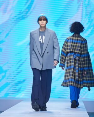 Dino Lee Instagram - Catwalk處女秀
謝謝 @daks_taiwan 的邀請
挺緊張的 但還是順利走完了🤣😂
130週年的衣服都好好看！
大我一百歲 覺得自己還算年輕😝
#明天繼續發DAKS好看照片！
#DAKSlondon #DAKS #DAKS130th
—
💄 @adamwang49 
💇🏻‍♂️ @tim7312 
📸 @sunshinestudio09