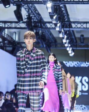 Dino Lee Instagram - Catwalk處女秀
謝謝 @daks_taiwan 的邀請
挺緊張的 但還是順利走完了🤣😂
130週年的衣服都好好看！
大我一百歲 覺得自己還算年輕😝
#明天繼續發DAKS好看照片！
#DAKSlondon #DAKS #DAKS130th
—
💄 @adamwang49 
💇🏻‍♂️ @tim7312 
📸 @sunshinestudio09