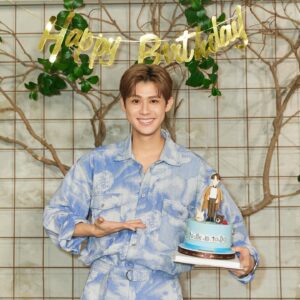 Dino Lee Instagram - 出道十年加上31歲了
這段時間感謝所有曾在我身邊
更謝謝依然在的你們🫶🏻
一起做公益 傳遞能量
心裡很踏實很開心
有你們真好🤍

祝自己出道十年加生日快樂🎊🎊
#我31歲了啦

—

👔@msgm @bluebelltw
#msgm #bluebelltw
📸 @sunshinestudio09 
💄 @mooolly.w 
💇🏻‍♂️ @sora_amber 

感謝 @ambicafe @unitedwayoftaiwan 
@riseandshine.2019 @dinotwfc0331 
還有同門的師兄師姐老闆🫶🏻🫶🏻