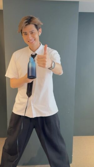 Dino Lee Instagram - 畢業季到啦！🎓
今年像以往一樣
收到了很多學校邀約拍攝祝福影片
同時也很感謝《我們青春》這首歌
賦予了很多畢業生們一些意義🫶🏻
（不管是國高中大學還是幼稚園時期🥲
總之和工作夥伴一直有在討論
除了祝福影片外
還有什麼能和大家一起玩的
於是想到了以下辦法
快快找你同學同事爸媽喜歡的人
跟我一起合唱！
然後讓我去找你/你們！！😍😍
—

《我們青春》這首歌陪過多少人在畢業典禮上熱血地唱著，如果這首歌也曾出現在你的某個人生階段裡，就來一起唱吧！

現在參加《我們青春》合唱挑戰並且完成以下步驟,就會抽出4組幸運粉絲Dino親自與你ㄧ起合唱＋合照，一起留下最美好的回憶！

不管是不是畢業生都可以參加！
不限參加人數！歡迎整個班級,整個辦公室一起來合唱！🔥🔥🔥

⏱️活動期間：
2024/5/6-5/26
📣參加辦法
步驟1
-使用IG混搭特效-
『點進影片-右下-選擇混搭-上方相機圖案-選擇版面-開始錄影』
-影片標記此帳號並hashtag
#我們青春 #一起把青春回憶熱血都唱成歌 #畢業季
步驟2
 -在此篇貼文留言『我們青春合唱挑戰不可能沒有我』

🎁活動辦法：
小幫手隨機抽出3組參與的粉絲跟Dino一起合唱＋合照！
Dino會親自挑選1組最吸眼球的一起合唱＋合照！
活動獎勵會在6月中前進行，不管你在北中南的哪裡，Dino都會使命必達前往與你相見！
大家快發揮你的創意熱情還有歌喉吧！！