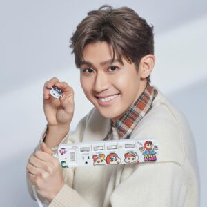 Dino Lee Instagram - 路上小心 開車小心
蠟筆小新！！！！
謝謝7-ELEVEN讓我跟蠟筆小新同框了啦啦（我家可是有全套蠟筆小新精華版！！🤣🤣）

這次7-ELEVEN推出
「蠟筆小新 x 超級戰隊可愛變身快閃購」的活動，
讓小新、風間、妮妮、阿呆、正男五位組成的春日部防衛隊穿上了量身打造、繽紛色彩的超級戰隊戰服！

以外出、辦公、居家、寵物四大生活情境，
開發逾60款全新限定周邊商品，
這麼多種周邊一定會有你用的上的！
每款都超可愛又實用！

鐵粉們快跟我一起設定好鬧鐘，
準時到7-ELEVEN體驗「蠟筆小新 x 超級戰隊」
帶來充滿童趣的勇敢冒險之旅吧!
順便來看看我🫶🏻🫶🏻
活動詳情請看：
https://www.7-11.com.tw/event/24tomandjerry/crayonsuper.aspx

#7eleventw#蠟筆小新#野原新之助#小七#3C#存錢筒 
@7eleventw