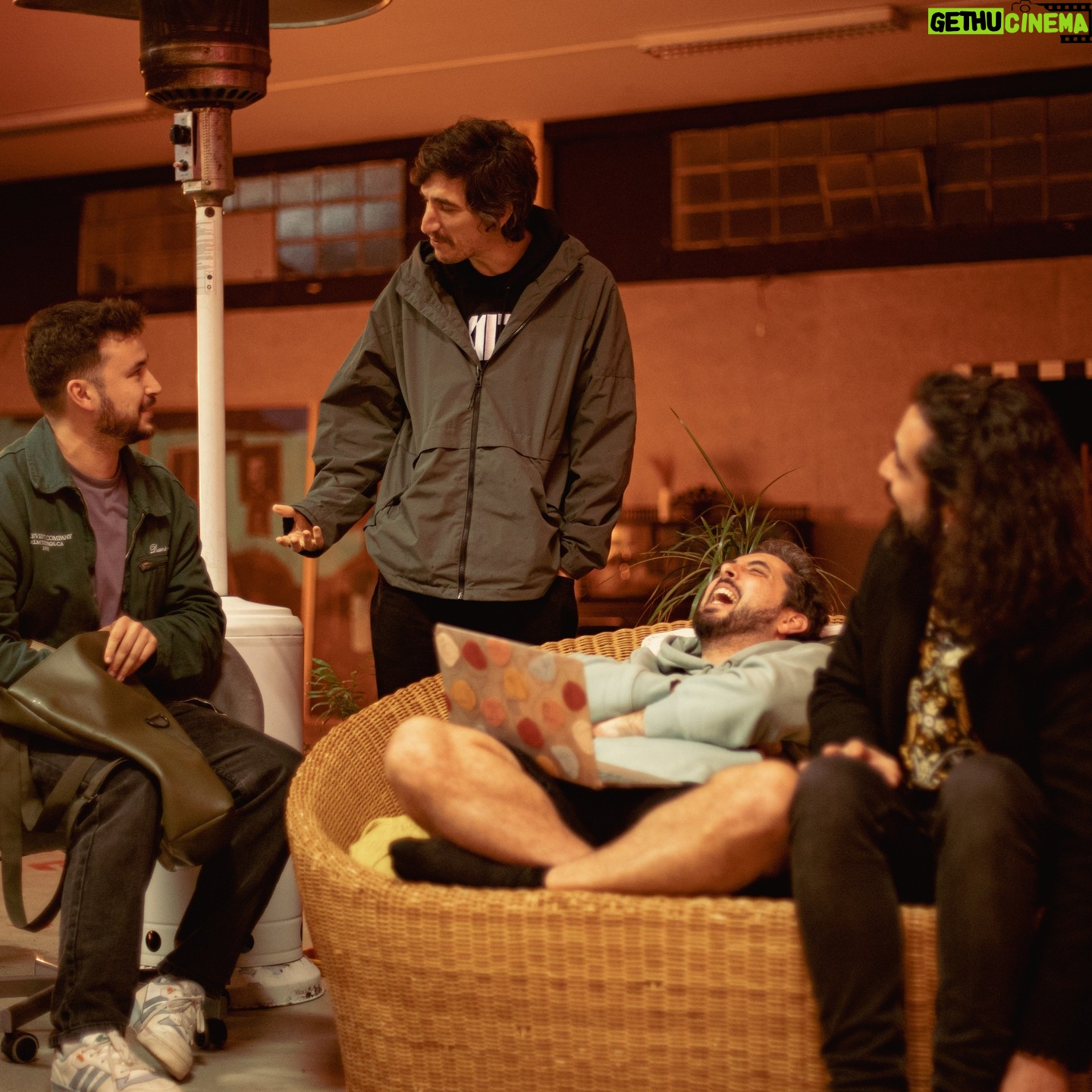 Diogo Batáguas - 9.7K Likes - Está gravado o último episódio deste semestre. 9 episódios foram suficientes para, para além de diversas coisas desnecessárias, ir ao Brasil inaugurar uma rua, comprar uma televisão do Berardo e atirar um cão do sexto andar com um @gshockportugal ao pescoço.
Segunda-feira estará no YouTube.