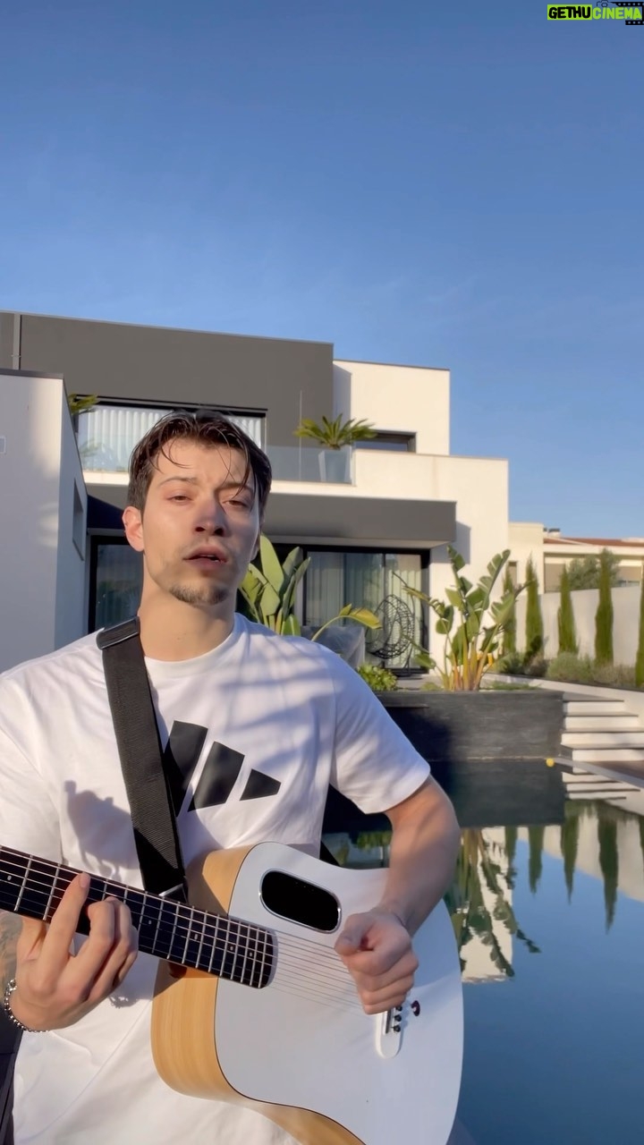 Diogo Costa - 13.5K Likes - Pediram-me muito uma cover desta música, portanto aqui está para vocês ❤️
@tinoco.barbara espero que faças um dueto comigo um dia 😩