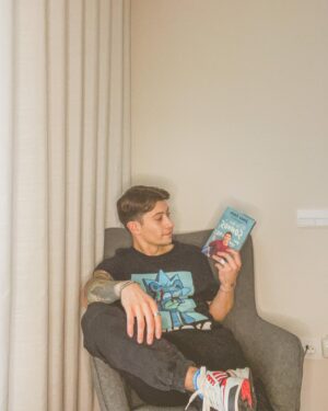Diogo Costa Instagram - Sei que o natal já passou, mas se ainda quiserem oferecer o meu livro a alguém, podem encontrá-lo na fnac, bertrand e nos outros locais habituais 🙏🏼