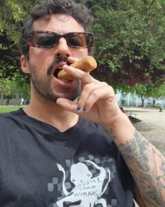 Diogo Faro Instagram - @soniatavaresofficial , anda almoçar comigo que arranjei bar aberto de croquetes pá gente. #croquetegate #freeSónia