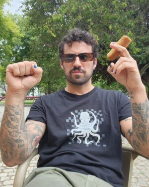 Diogo Faro Instagram - @soniatavaresofficial , anda almoçar comigo que arranjei bar aberto de croquetes pá gente. #croquetegate #freeSónia