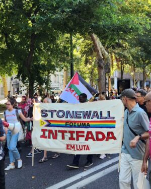 Diogo Faro Instagram - Same.
Fotos de dizeres na lindíssima Marcha LGBTQIA .