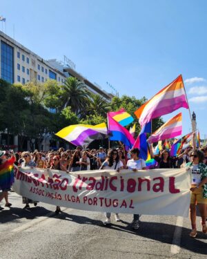 Diogo Faro Instagram - Same.
Fotos de dizeres na lindíssima Marcha LGBTQIA .