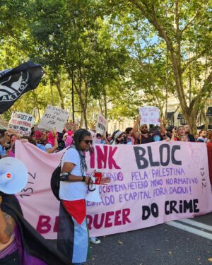 Diogo Faro Instagram - Same.
Fotos de dizeres na lindíssima Marcha LGBTQIA .