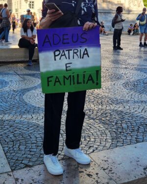 Diogo Faro Instagram - Same.
Fotos de dizeres na lindíssima Marcha LGBTQIA .