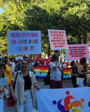 Diogo Faro Instagram - Same.
Fotos de dizeres na lindíssima Marcha LGBTQIA .