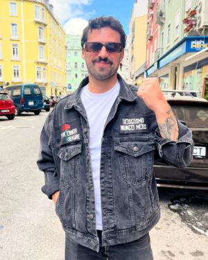 Diogo Faro Instagram - Sim, a minha religião é o 25 de Abril. Defenderei sempre intransigentemente os seus valores. E não chega dizermos apenas "viva a liberdade" em tom vago. Só seremos livres quando todos formos livres, quando todos tiverem paz, pão, habitação, saúde e educação. E hoje é dia de festa, mas todos são dias de luta.

Podemos lutar através do humor, da música, do voto, da acção cívica, de conversas à mesa de jantar com o tio que apoia o estatuto de dona de casa. Há muitas formas, mas é todos os dias, é sempre, porque sabemos que há muita gente que nos quer retirar direitos e amordaçar a democracia.

Mas não nos esqueçamos nunca. Nós somos muitos mais. Temos é de estar mais juntos e falar mais alto.

Feliz 25 de Abril a todos, e contem comigo todos os dias para a luta ✊🏻❤️

E um enorme obrigado à @pyroquinn da @pxssyinferno pela peça de roupa mais incrível que já tive na vida. Vou usar todos os dias, até para dormir. Fez tudo personalizado e estou mesmo feliz ❤️