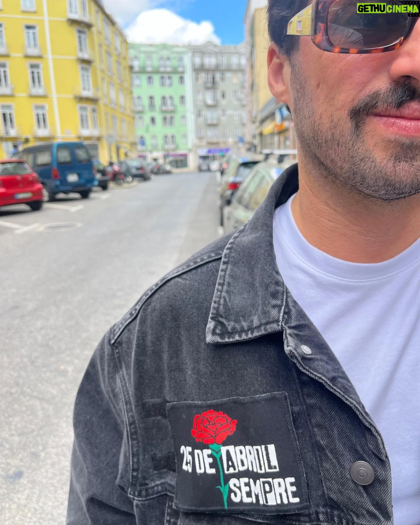 Diogo Faro - 10.8K Likes - Sim, a minha religião é o 25 de Abril. Defenderei sempre intransigentemente os seus valores. E não chega dizermos apenas "viva a liberdade" em tom vago. Só seremos livres quando todos formos livres, quando todos tiverem paz, pão, habitação, saúde e educação. E hoje é dia de festa, mas todos são dias de luta.
Podemos lutar através do humor, da música, do voto, da acção cívica, de conversas à mesa de jantar com o tio que apoia o estatuto de dona de casa. Há muitas formas, mas é todos os dias, é sempre, porque sabemos que há muita gente que nos quer retirar direitos e amordaçar a democracia.
Mas não nos esqueçamos nunca. Nós somos muitos mais. Temos é de estar mais juntos e falar mais alto.
Feliz 25 de Abril a todos, e contem comigo todos os dias para a luta ✊🏻❤️
E um enorme obrigado à @pyroquinn da @pxssyinferno pela peça de roupa mais incrível que já tive na vida. Vou usar todos os dias, até para dormir. Fez tudo personalizado e estou mesmo feliz ❤️