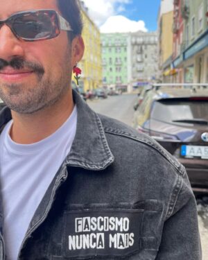 Diogo Faro Instagram - Sim, a minha religião é o 25 de Abril. Defenderei sempre intransigentemente os seus valores. E não chega dizermos apenas "viva a liberdade" em tom vago. Só seremos livres quando todos formos livres, quando todos tiverem paz, pão, habitação, saúde e educação. E hoje é dia de festa, mas todos são dias de luta.

Podemos lutar através do humor, da música, do voto, da acção cívica, de conversas à mesa de jantar com o tio que apoia o estatuto de dona de casa. Há muitas formas, mas é todos os dias, é sempre, porque sabemos que há muita gente que nos quer retirar direitos e amordaçar a democracia.

Mas não nos esqueçamos nunca. Nós somos muitos mais. Temos é de estar mais juntos e falar mais alto.

Feliz 25 de Abril a todos, e contem comigo todos os dias para a luta ✊🏻❤️

E um enorme obrigado à @pyroquinn da @pxssyinferno pela peça de roupa mais incrível que já tive na vida. Vou usar todos os dias, até para dormir. Fez tudo personalizado e estou mesmo feliz ❤️