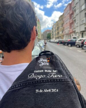 Diogo Faro Instagram - Sim, a minha religião é o 25 de Abril. Defenderei sempre intransigentemente os seus valores. E não chega dizermos apenas "viva a liberdade" em tom vago. Só seremos livres quando todos formos livres, quando todos tiverem paz, pão, habitação, saúde e educação. E hoje é dia de festa, mas todos são dias de luta.

Podemos lutar através do humor, da música, do voto, da acção cívica, de conversas à mesa de jantar com o tio que apoia o estatuto de dona de casa. Há muitas formas, mas é todos os dias, é sempre, porque sabemos que há muita gente que nos quer retirar direitos e amordaçar a democracia.

Mas não nos esqueçamos nunca. Nós somos muitos mais. Temos é de estar mais juntos e falar mais alto.

Feliz 25 de Abril a todos, e contem comigo todos os dias para a luta ✊🏻❤️

E um enorme obrigado à @pyroquinn da @pxssyinferno pela peça de roupa mais incrível que já tive na vida. Vou usar todos os dias, até para dormir. Fez tudo personalizado e estou mesmo feliz ❤️