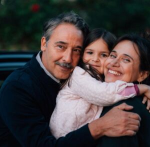Diogo Infante Instagram - Hoje estreia na @tvioficial a série de 6 episódios “ A Filha” , baseada numa história verídica que apaixonou e dividiu os portugueses. Pela minha parte foi um processo intenso e emocional, colocar-me no papel de um pai que se confronta com a possibilidade de perder a guarda da sua filha adotiva. Estou muito curioso para ver o resultado deste trabalho tão bonito e recheado de gente tão talentosa. Espero que gostem. ❤️ 
@to_by_66 
@a_patricia_muller_ 
@mariaemayer 
@dalilacarmo 
@zecondessa 
@lucianabalby 
@ritalello_ 
@cuchacarvalheiro 
@inescastelbranco 
@sarabarradasofficial 
@joanacotrim7
