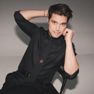 Diogo Morgado Instagram - Aniversário!! Agradecer profundamente a todos que neste dia, de uma forma ou de outra arranjaram um pouco do seu tempo para me ligar, mandar mensagens, ou escrever comentários que me aquecem por dentro. 
Nos dias que correm em que o tempo é o bem mais precioso. Sou cada vez mais grato por todos os momentos que partilham comigo. 
Este é um ano transformativo. Há coisas que nos mudam. Mesmo que não saibamos como ou de que forma. As coisas estão diferentes aqui dentro. Mas isso não é mau. Qual é a graça de uma vida em linha reta? 
Obrigado por tudo o que me deste pai. Amo-te. Onde quer que estejas sinto-te aqui. 
Onde quer que vocês estejam, obrigado por tudo o que me deram durante mais de metade da minha existência. Por todo o carinho e apoio.
Se daqui a 365 dias ainda cá estivermos todos, que tenha valido a pena a viagem à volta do sol. Que tenha sido uma viagem interessante… é sinal que não foi linha reta.
