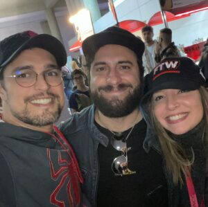 Diogo Morgado Instagram - A @lisboagamesweek é acima de tudo o evento que junta a melhor comunidade gaming de Portugal. Um movimento que vai muito para além dos joguinhos. É uma indústria pulsante e criativa onde só em Portugal há mais de 40 empresas onde equipas criam histórias cheias de desafios e personagens fascinantes. Onde o entretenimento está muitas vezes de mãos dadas à pedagogia. Onde os mundos criados e os feitos tecnológicos só não serão considerados arte, por pura ignorância. 
Abraço a todos que se cruzaram por mim no evento e que me fizeram sentir tão parte.