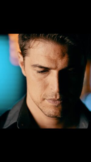 Diogo Morgado Instagram - Sinto que foi um momento raro de procura na articulação do que é isto das histórias e do que elas carregam e significam. 
Que verdade é esta?
Foi em 2018 que fiz este vídeo para a TVI a propósito dos Emmys internacionais e da ficção nacional. Podia ter sido hoje.